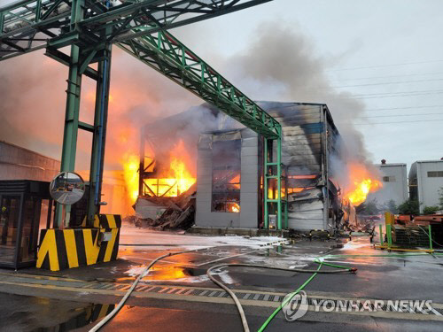 6일 오전 인천시 동구 현대제철 공장 내 에너지 저장장치(ESS)에서 큰불이 나 소방당국이 '대응 2단계'를 발령하고 진화 작업을 벌이고 있다. <인천소방본부 제공>